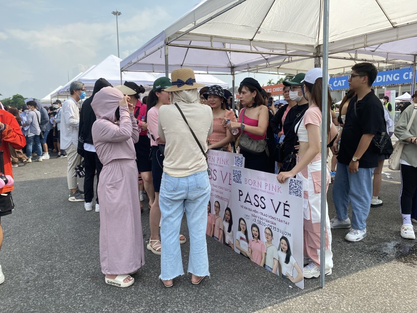 Despite the hot weather, Blackpink fans queued up to watch the concert photo 15