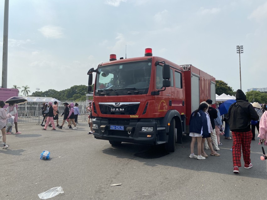 Despite the hot weather, Blackpink fans queued up to watch the concert photo 6