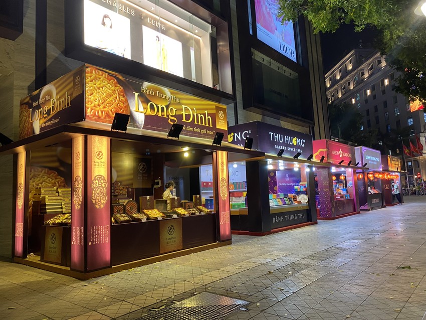 La liệt bánh Trung thu giảm giá, khách vẫn 'ngó lơ' ảnh 2