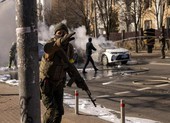 Đức đổi thái độ, gửi vũ khí cho Ukraine