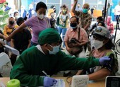 Chuyên gia: Omicron ít nguy hiểm hơn Delta nhưng người dân vẫn phải cẩn thận