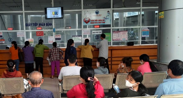 Nhiều người tới Bệnh viện huyện Bình Chánh, TP.HCM khám đầu năm ảnh 1
