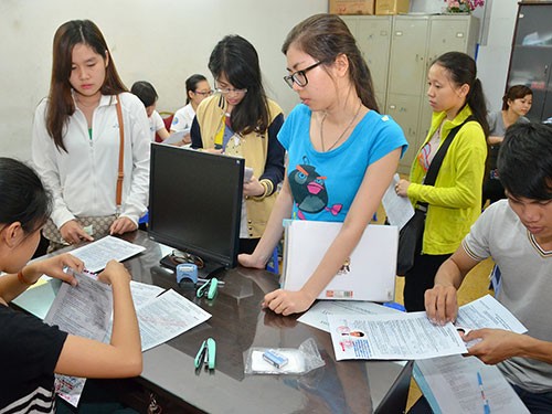 Thí sinh nộp hồ sơ đăng ký dự thi tại Cơ quan Đại diện Bộ GD-ĐT ở TP HCM Ảnh: Tấn Thạnh Thí sinh nộp hồ sơ đăng ký dự thi tại Cơ quan Đại diện Bộ GD-ĐT ở TP HCM Ảnh: Tấn Thạnh