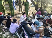 Bất chấp dịch, 10 người vẫn tụ tập đánh bạc trên bờ biển