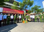 Công an Đà Nẵng dùng container bán nhu yếu phẩm, làm shipper cho dân