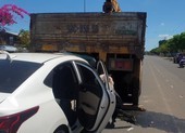 2 người bị thương do ô tô tông thẳng vào đuôi xe tải