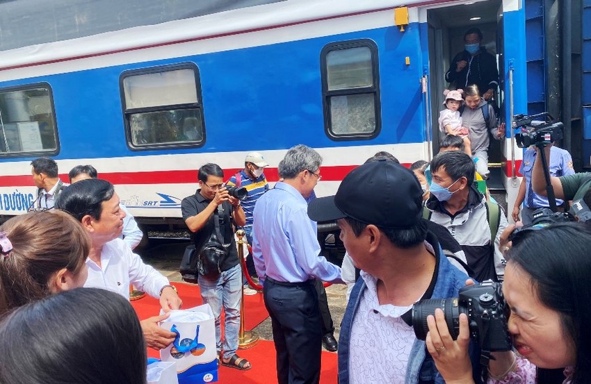 Passengers getting off the train in Phan Thiet suddenly received lucky money at the beginning of the year photo 3