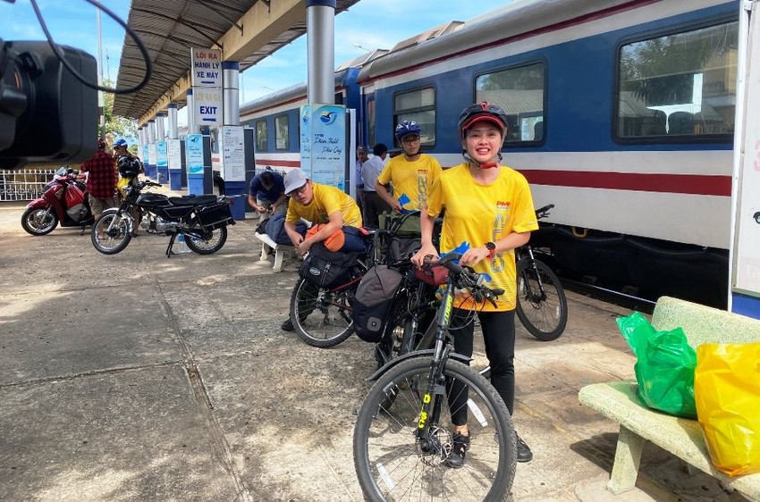 Passengers getting off the train in Phan Thiet suddenly received lucky money at the beginning of the year photo 2