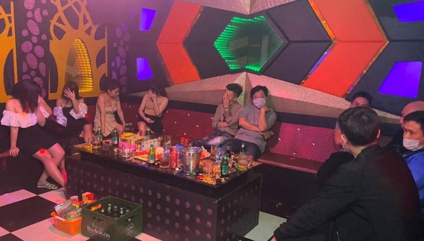 31 khách và tiếp viên hát trong quán karaoke bất chấp lệnh cấm