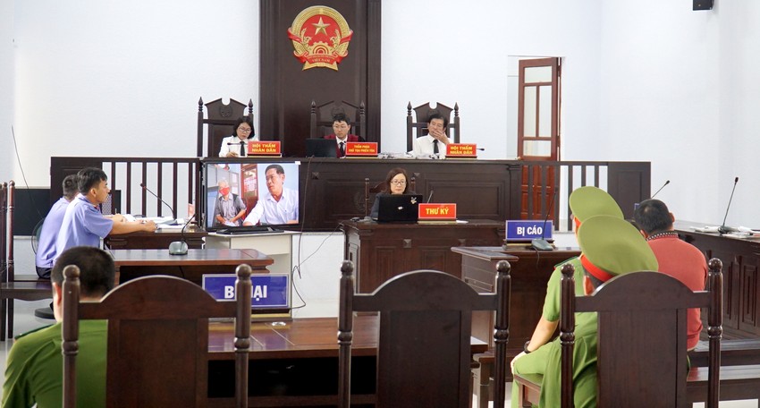 Ba thanh tra giao thông Ninh Thuận bị phạt cải tạo không giam giữ ảnh 2