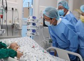 Song Nhi uống được sữa, lanh lợi và hoạt bát
