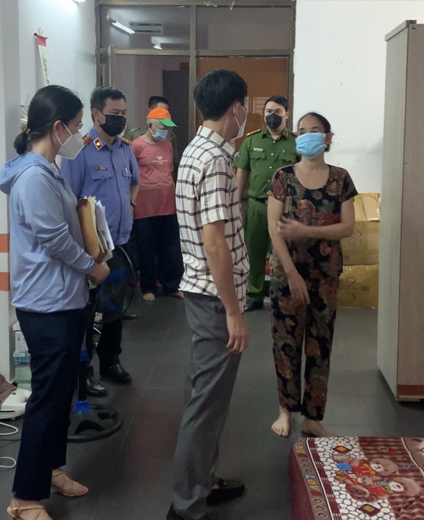 Hàng loạt giám đốc bị khởi tố vì lừa bán găng tay y tế ảnh 2