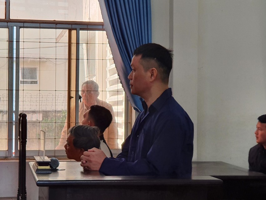 Cựu đại úy công an hầu tòa vụ nhận 42 triệu đồng từ người nhà can phạm ảnh 1