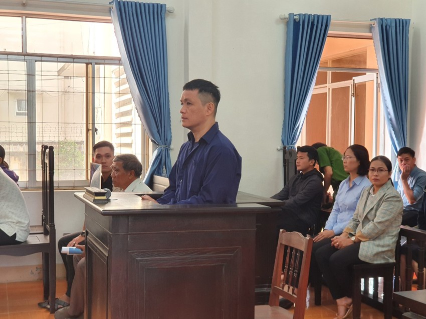 The former police captain appeared in court to receive 42 million VND from the family of the offender Photo 2