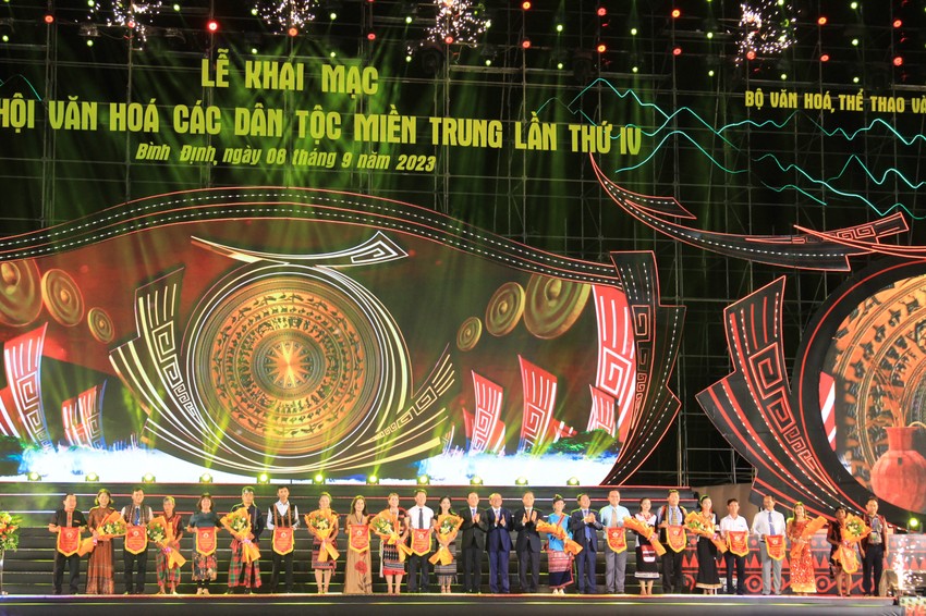 Opening ceremony of the 4th Cultural Festival of Central Vietnam's ethnic groups photo 3