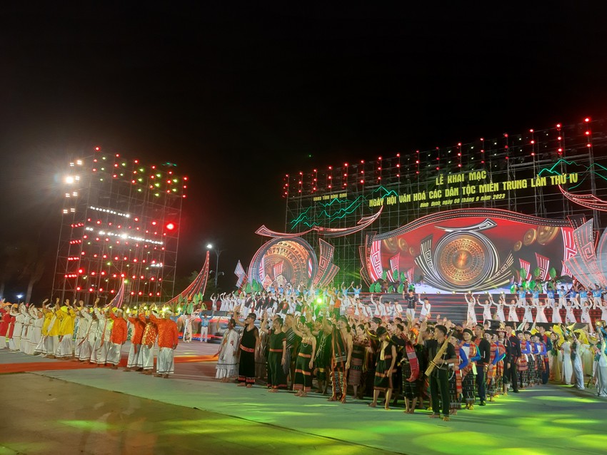 Opening ceremony of the 4th Cultural Festival of Central Vietnam's ethnic groups photo 5