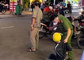 Hai thiếu nữ ở TP.HCM tông xe, chạy bộ bắt cướp giật