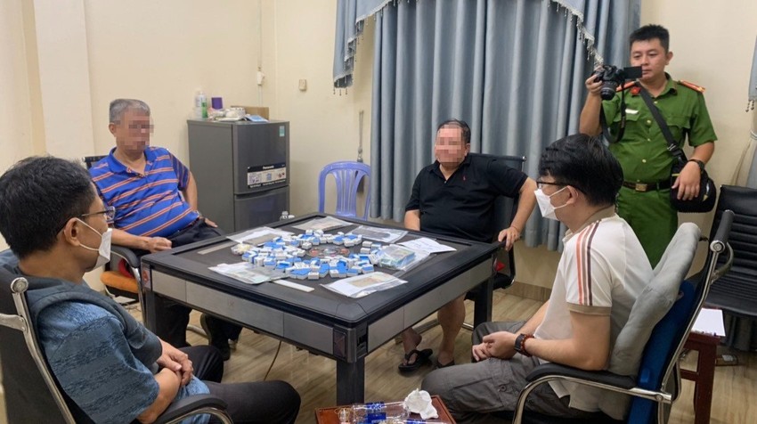 Bình Dương: Công an vây bắt hàng chục người nước ngoài đánh bạc ảnh 1