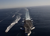 Tàu sân bay USS Carl Vinson đang tiến vào cảng Tiên Sa