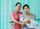 Hy hữu: Sản phụ sinh con trên... xe cấp cứu
