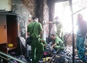 Shop quần áo bốc cháy, 2 cụ già mắc kẹt bên trong