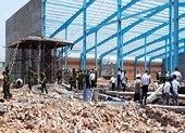 Vụ sập tường ở Vĩnh Long: 1 người thoát chết gãy 10 xương sườn