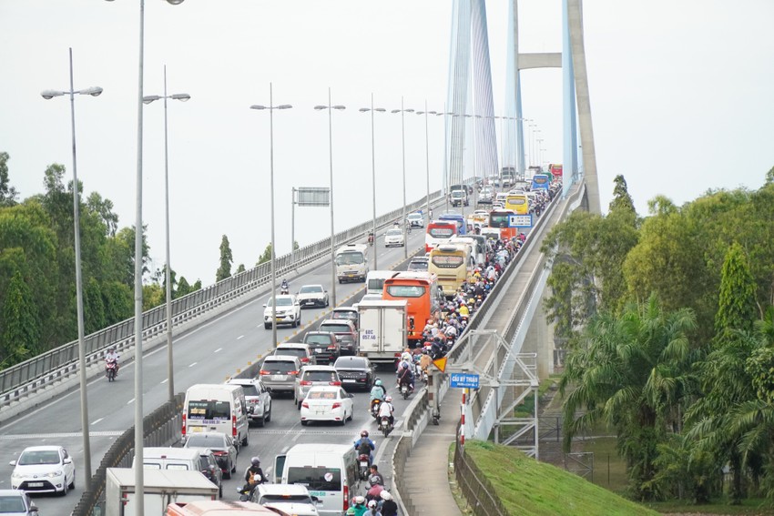 People in the West leave the countryside, traffic through My Thuan Bridge is long and congested Photo 4