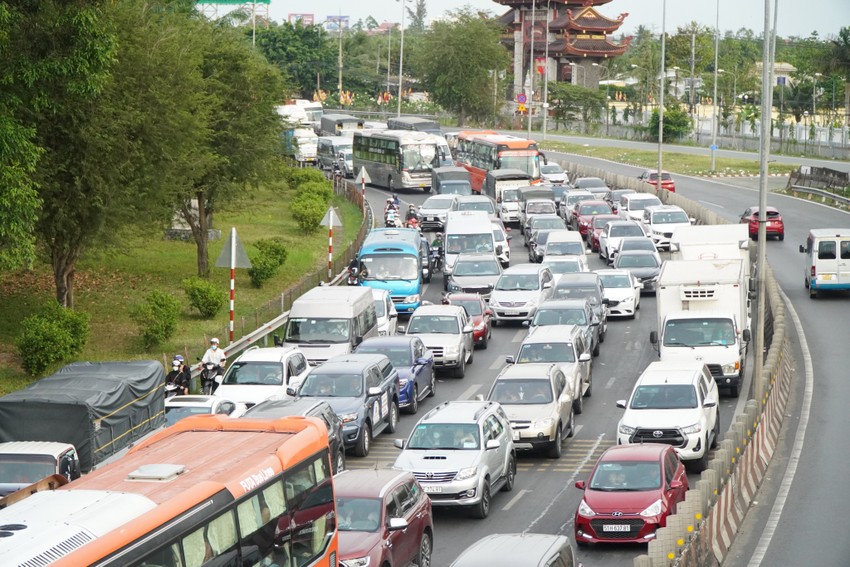 People in the West leave their hometown, traffic through My Thuan Bridge is long and congested Photo 2