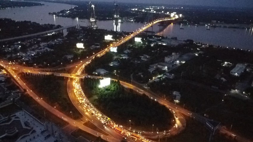 People in the West leave their hometown, traffic through My Thuan Bridge is congested for a long time photo 5