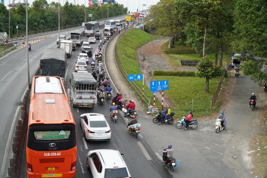 People in the West leave the countryside, traffic through My Thuan Bridge is long and congested Photo 3