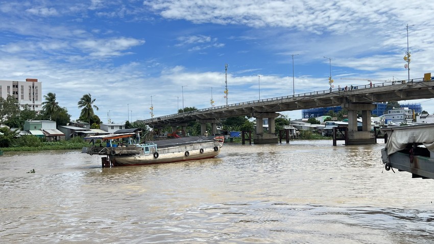 ném xuống sông