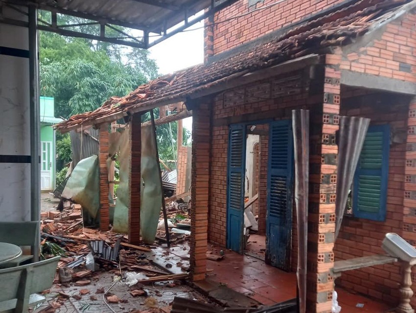 Ba Ria-Vung Tau: More than 40 houses in Dat Do have their roofs torn off and damaged by tornadoes Photo 2