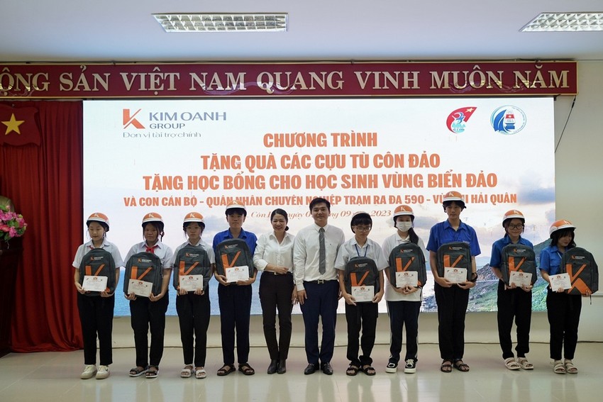 Trao 80 suất học bổng Vừ A Dính cho học sinh Côn Đảo ảnh 1