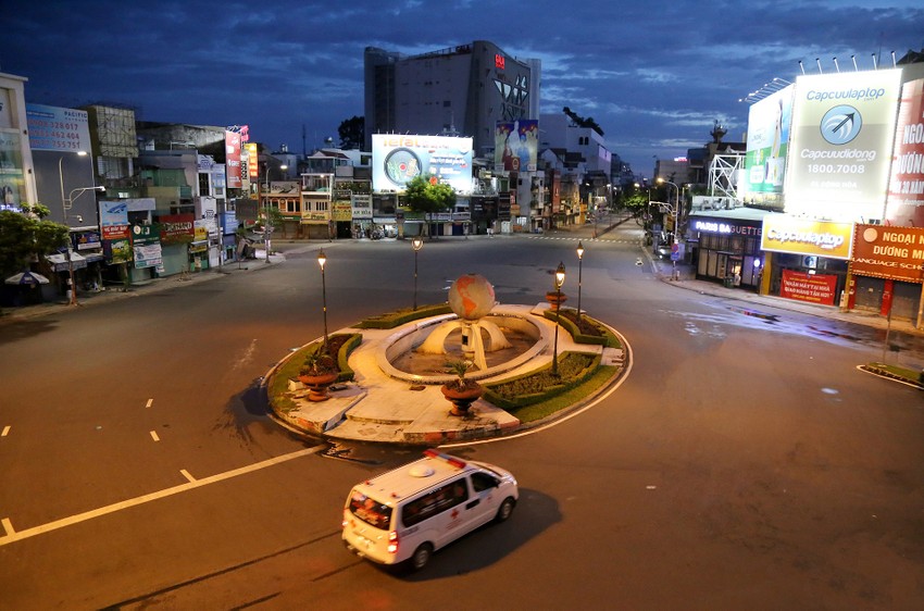 Sài Gòn về đêm  Khám phá 11 điểm ăn chơi HOT nhất
