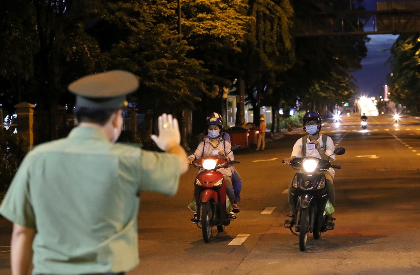 Đường phố Sài Gòn trong những đêm giãn cách xã hội tăng cường