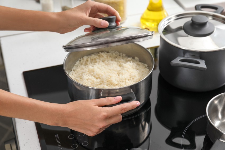 Cơm nguội bảo quản không đúng cách ăn vào có thể gây nên hiểm họa này ảnh 1