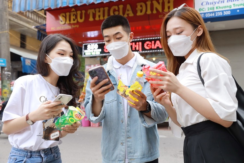 Hồi hộp chờ trúng 3 giải 100 triệu đồng trong chương trình ‘Xé ngay trúng liền’ ảnh 1