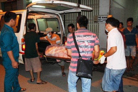Thi thể nạn nhân được chuyển đi