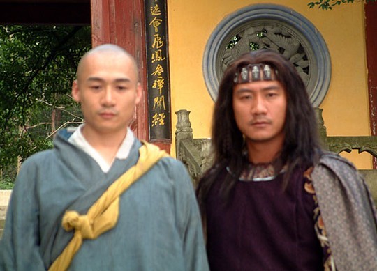 Cao Hổ và Hồ Quân (diễn vai Kiều Phong (Tiêu Phong) trong phim Thiên long bát bộ) Cao Hổ và Hồ Quân (diễn vai Kiều Phong (Tiêu Phong) trong phim Thiên long bát bộ)