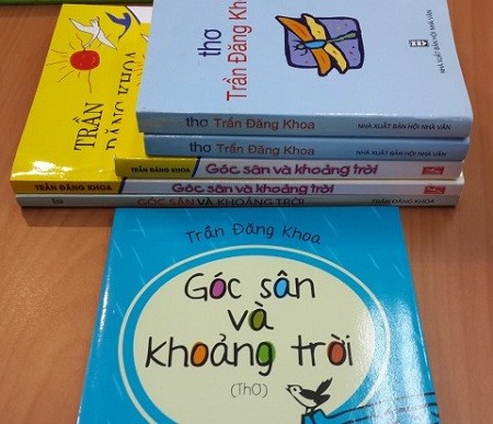 Các bản lậu tập thơ Góc sân và khoảng trời (xếp chồng) và bản in xịn của NXB Kim Đồng (để dọc).