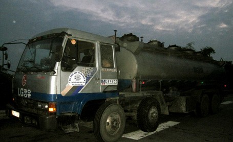 Chiếc xe bồn chở chất thải nguy hại bị giữ lại rạng sáng ngày 21/8.