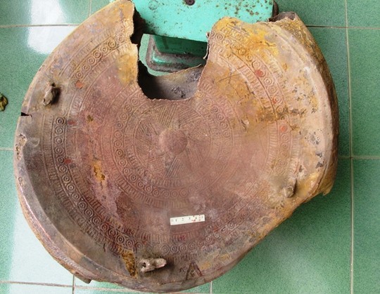 Mặt chiếc trống đồng có nhiều hoa văn còn nhìn thấy rất rõ Mặt chiếc trống đồng có nhiều hoa văn còn nhìn thấy rất rõ