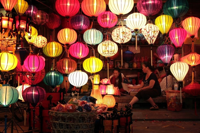 “những chiếc đèn lồng thắp sáng hàng đêm như trong miền cổ tích”