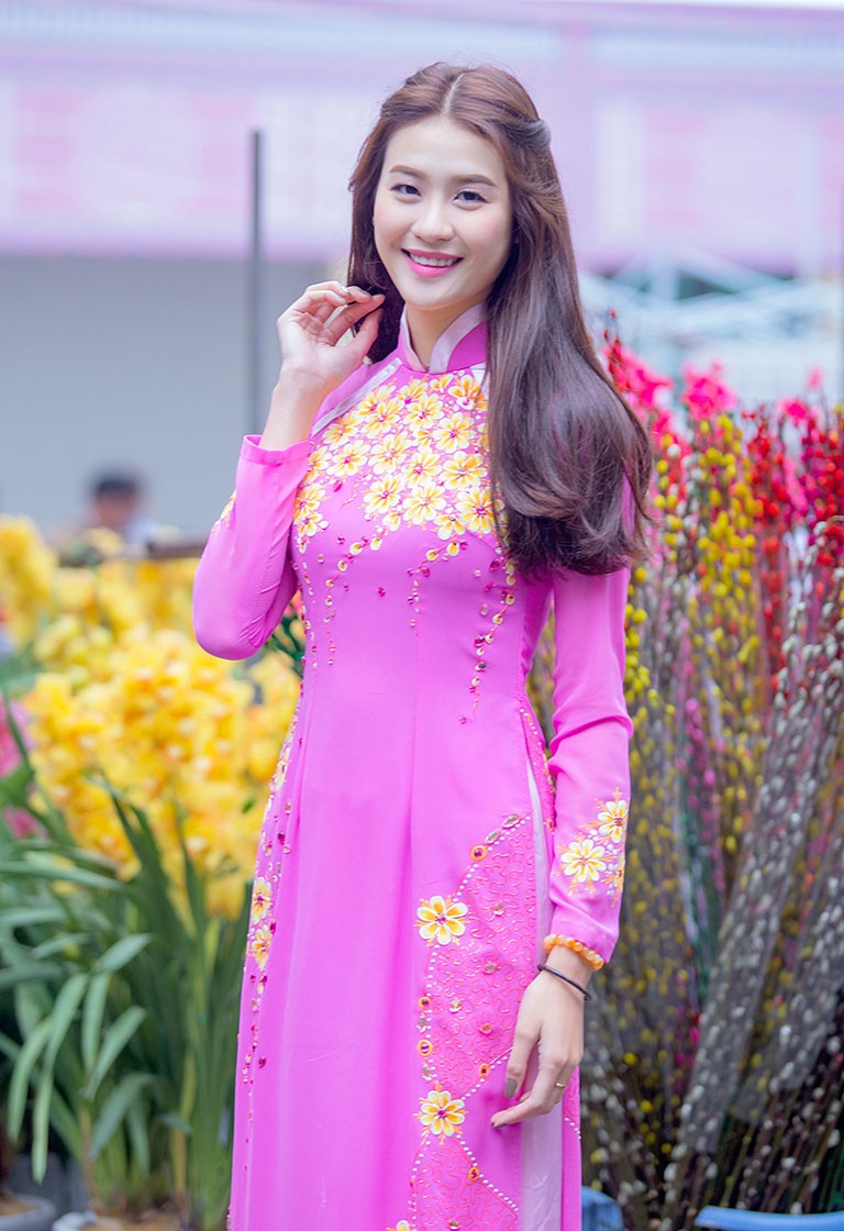 Siêu mẫu Quốc tế Phan Hà Phương duyên dáng áo dài du xuân