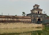 Tu bổ hay phá nát bờ kè thành hào Huế?