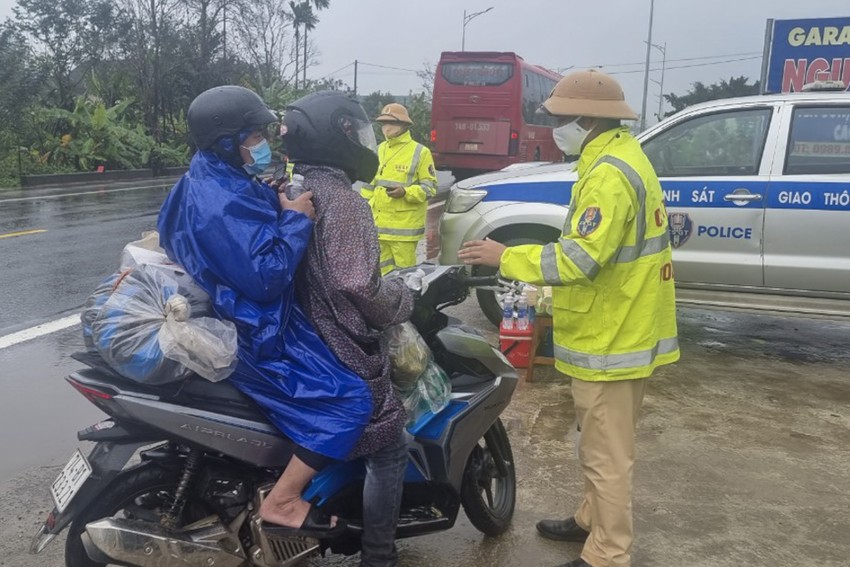 Thua Thien - Hue: Traffic police team rain to help people return to provinces following Tet Photo 3