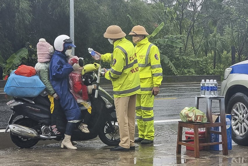 Thua Thien - Hue: Traffic police team rain to help people return to provinces following Tet Photo 2