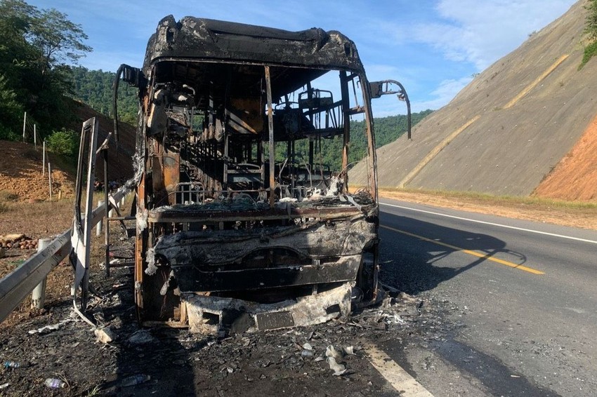 Xe khách chở 29 người bốc cháy dữ dội trên cao tốc La Sơn - Túy Loan ảnh 2