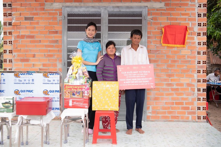 Miss Do Thi Ha, Thien An and Meritorious Artist Trinh Kim Chi bring Tet to the needy photo 7