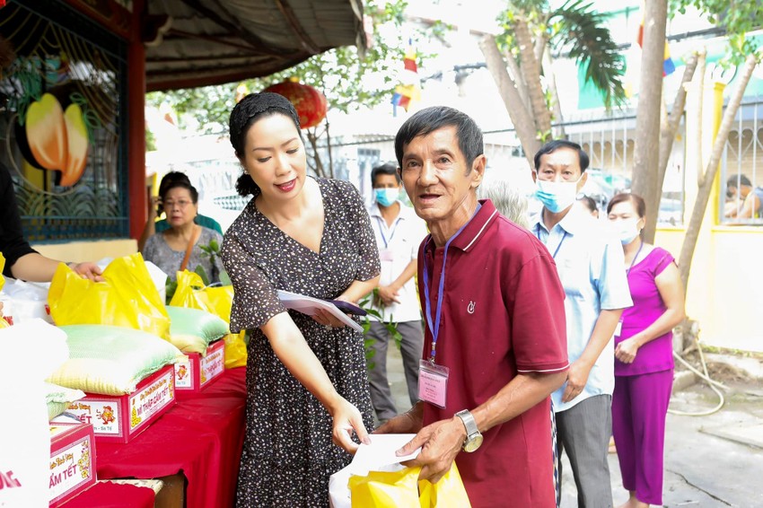 Miss Do Thi Ha, Thien An and Meritorious Artist Trinh Kim Chi bring Tet to the needy photo 14